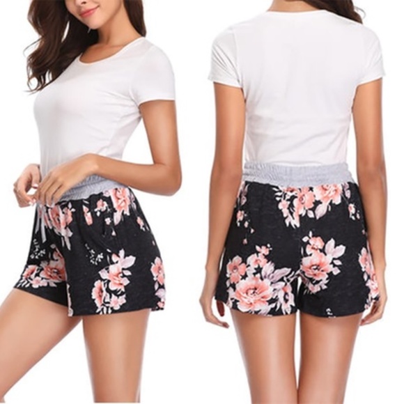 Pants - Women's Floral Shorts - Black - Size:L(6-8) NWOT